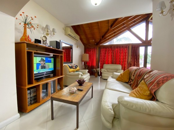 Chalet en venta en Castelar Norte de 5 ambientes!
