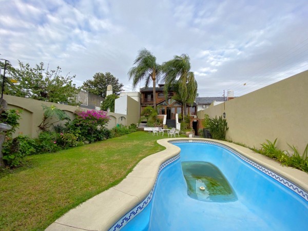 Chalet en venta en Castelar Norte de 5 ambientes!