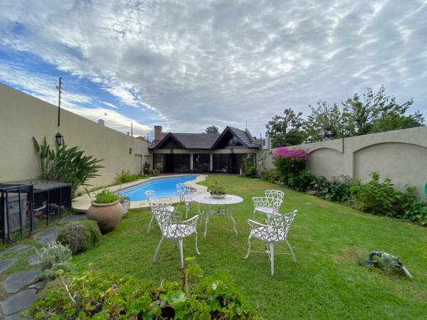 Chalet en venta en Castelar Norte de 5 ambientes!