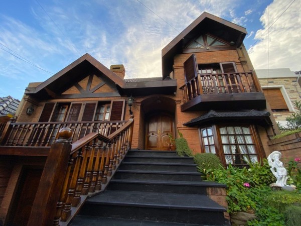 Chalet en venta en Castelar Norte de 5 ambientes!