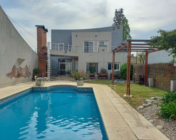 Casa en Venta en excelente zona de Castelar Norte - 6 ambientes