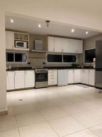 Casa en Venta en Castelar sobre Av. Sarmiento - 4 ambientes! Permuta!