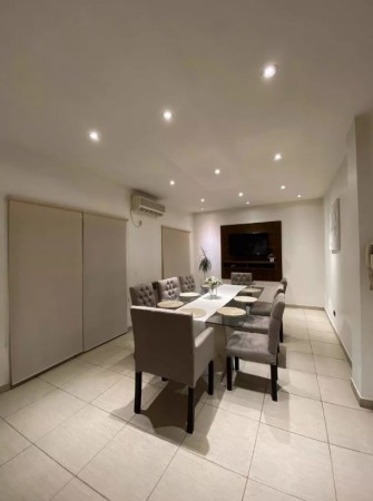Casa en Venta en Castelar sobre Av. Sarmiento - 4 ambientes! Permuta!