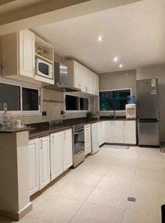Casa en Venta en Castelar sobre Av. Sarmiento - 4 ambientes! Permuta!