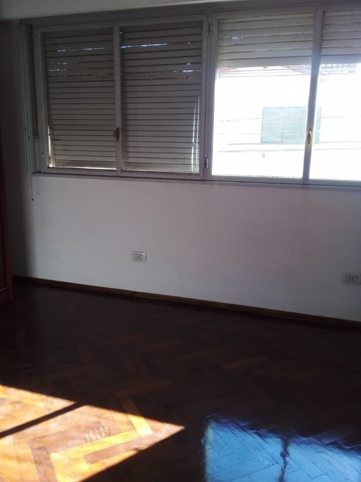 Amplia casa 4 ambientes en 2 plantas!! Acepta Permuta