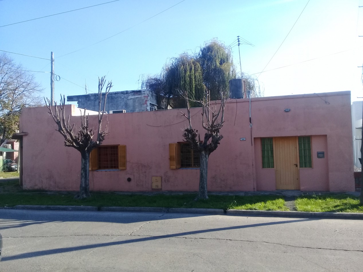 Chivilcoy 2608 - Casa 3 ambientes mas Local !!!