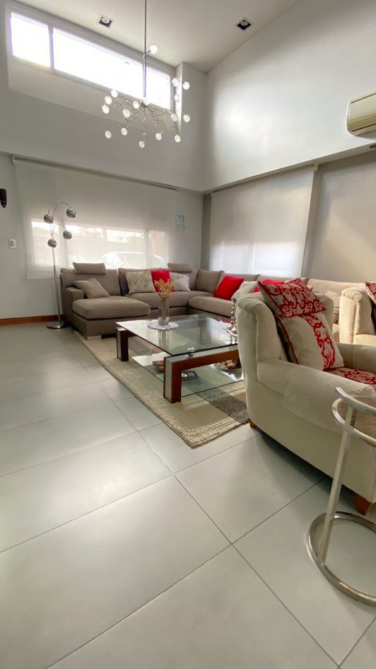 Casa en Venta en Excelente Zona de Ituzaingo - 5 ambientes