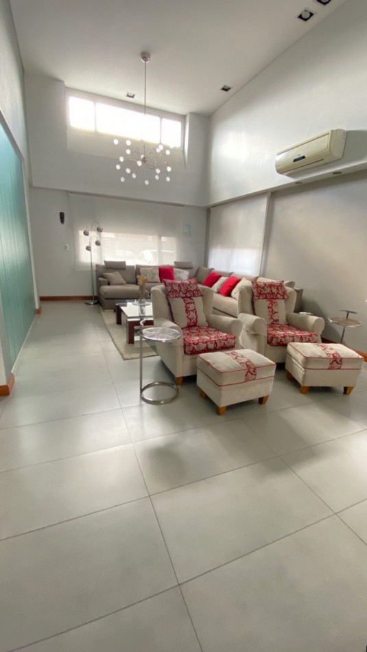 Casa en Venta en Excelente Zona de Ituzaingo - 5 ambientes