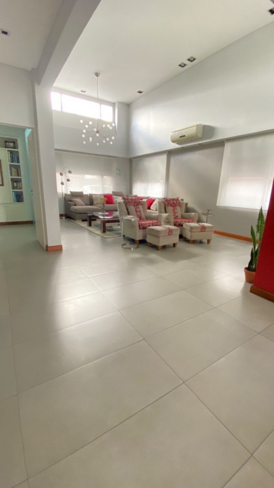 Casa en Venta en Excelente Zona de Ituzaingo - 5 ambientes