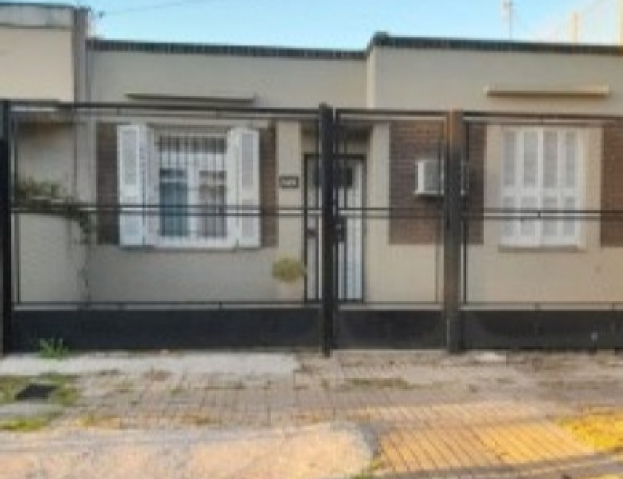 Gelpi 626 ! Casa 3 ambientes ... lote de 8.66 x 48