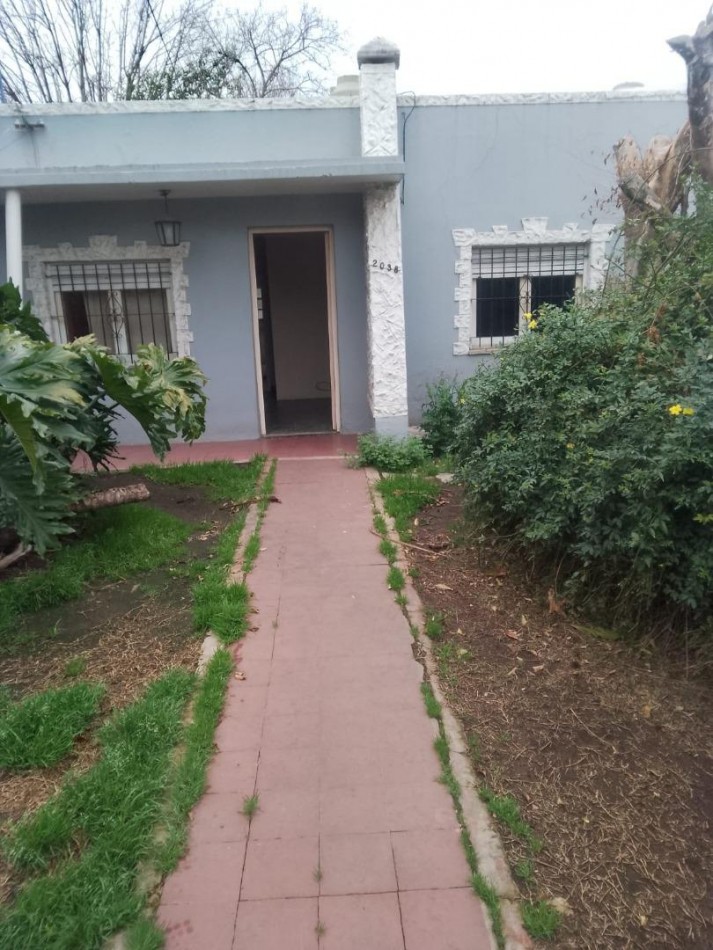 Casa 3 ambientes a reciclar ! Lote de 8,66 x 44