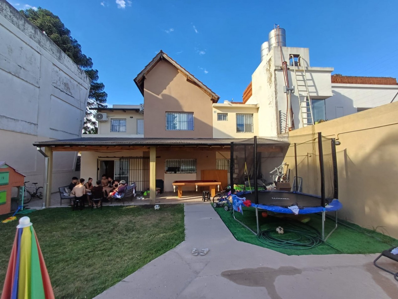 Chalet 8 ambientes refaccionado a nuevo ! Permuta