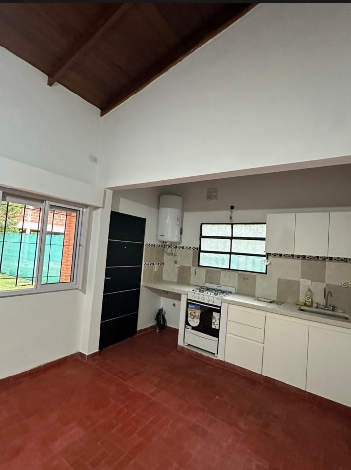 Chalet 3 ambientes con parque y pileta