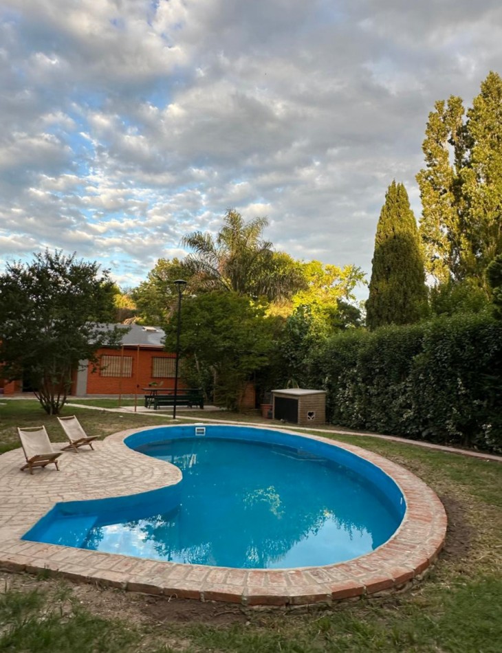 Chalet 3 ambientes con parque y pileta
