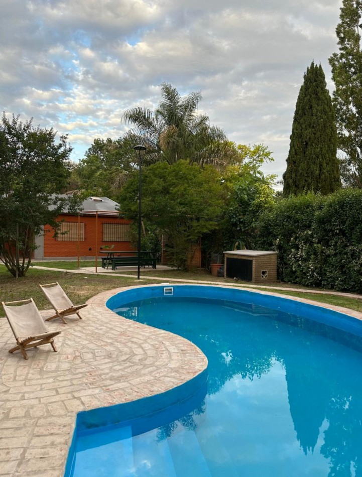 Chalet 3 ambientes con parque y pileta
