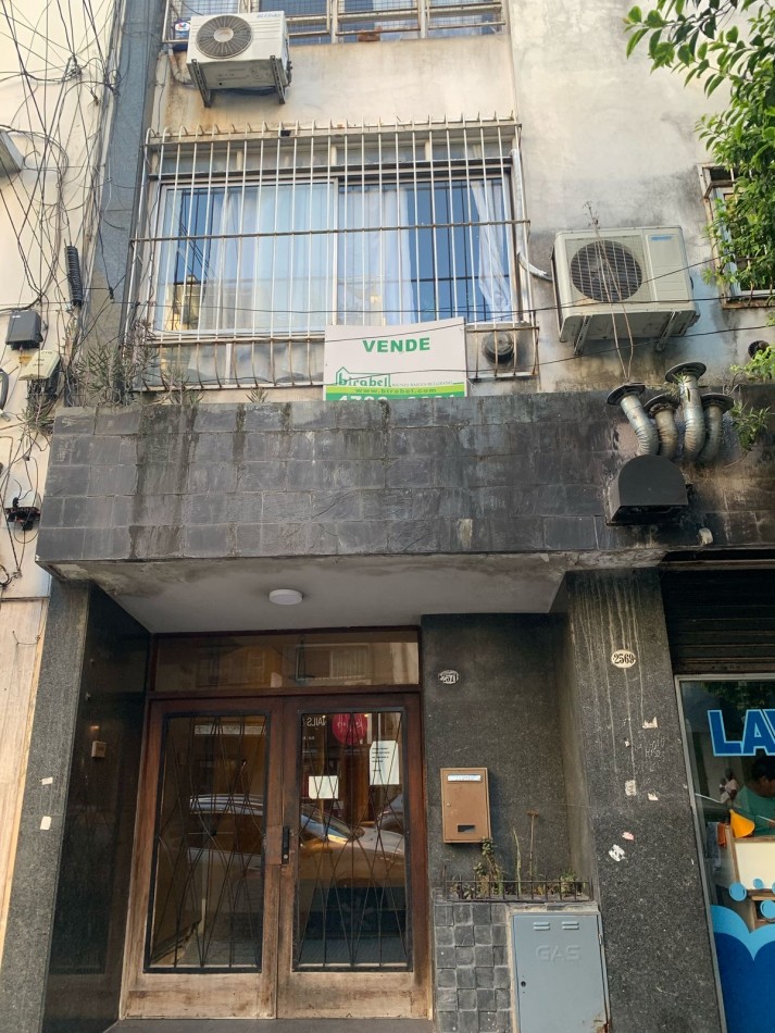 Amplio departamento 2 ambientes en Flores