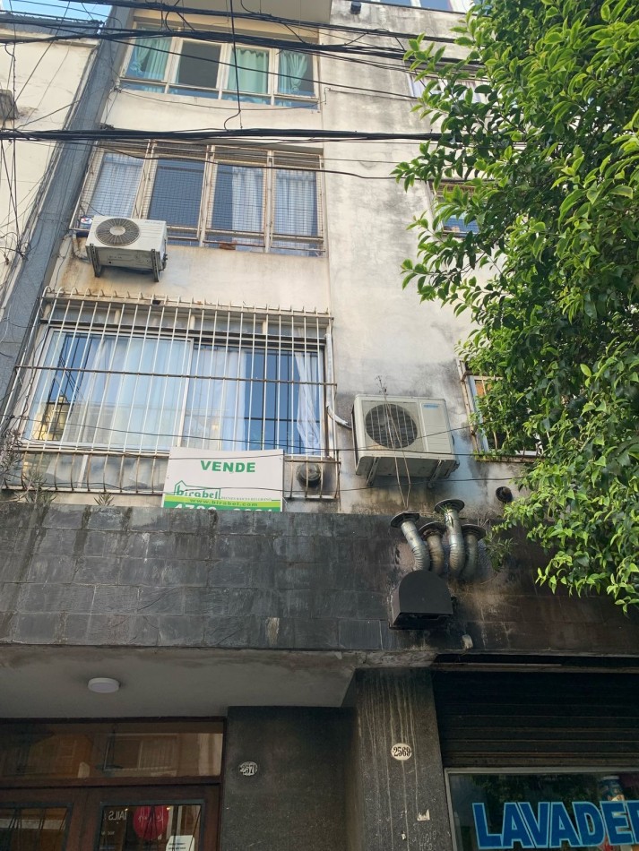 Amplio departamento 2 ambientes en Flores