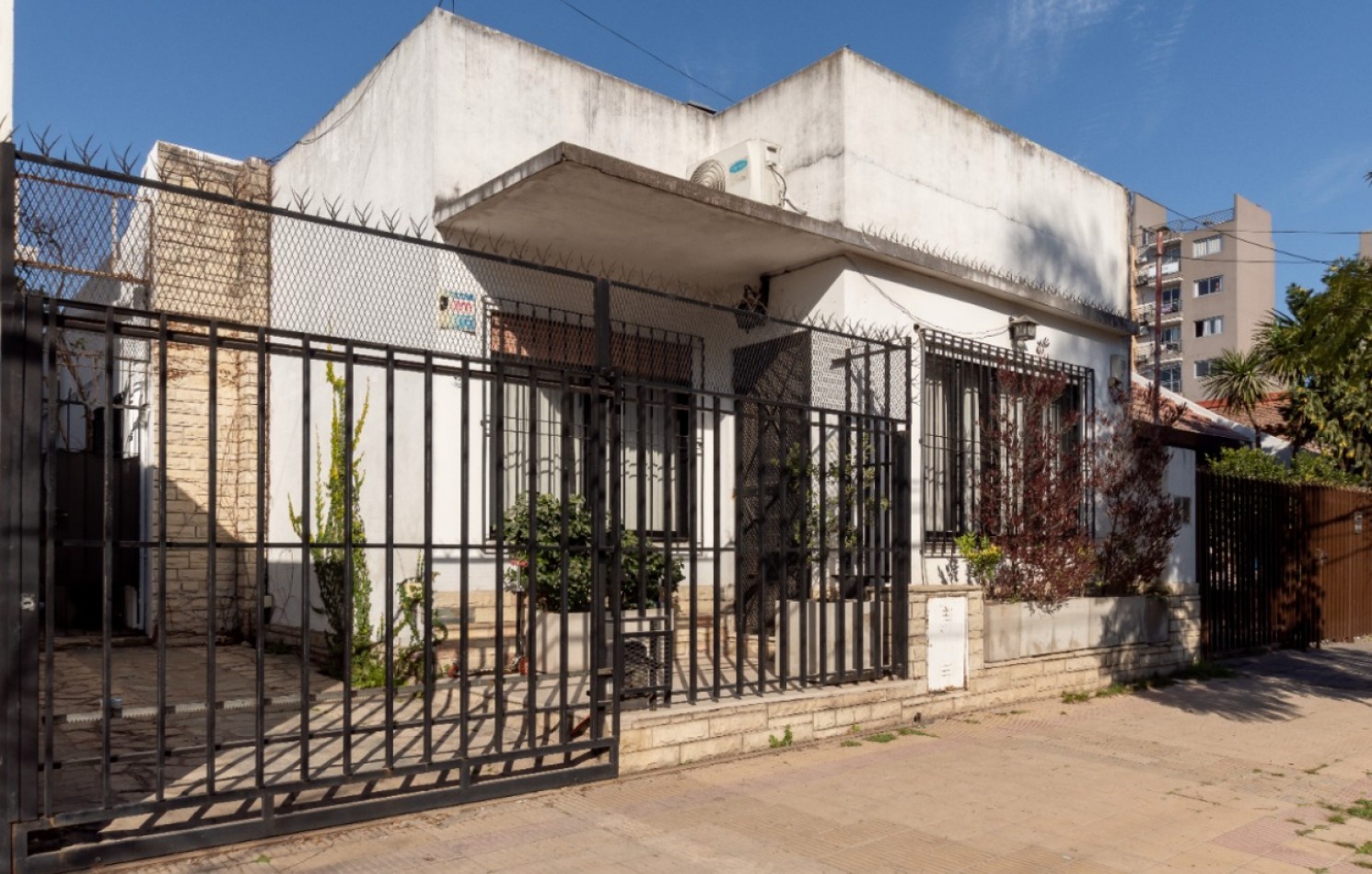 Casa 4 ambientes impecable ! O para construccion de edificio