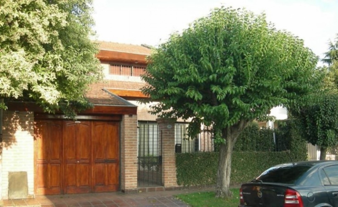 Chalet en Venta en Castelar Norte - 4 ambientes - Parque y Pileta!