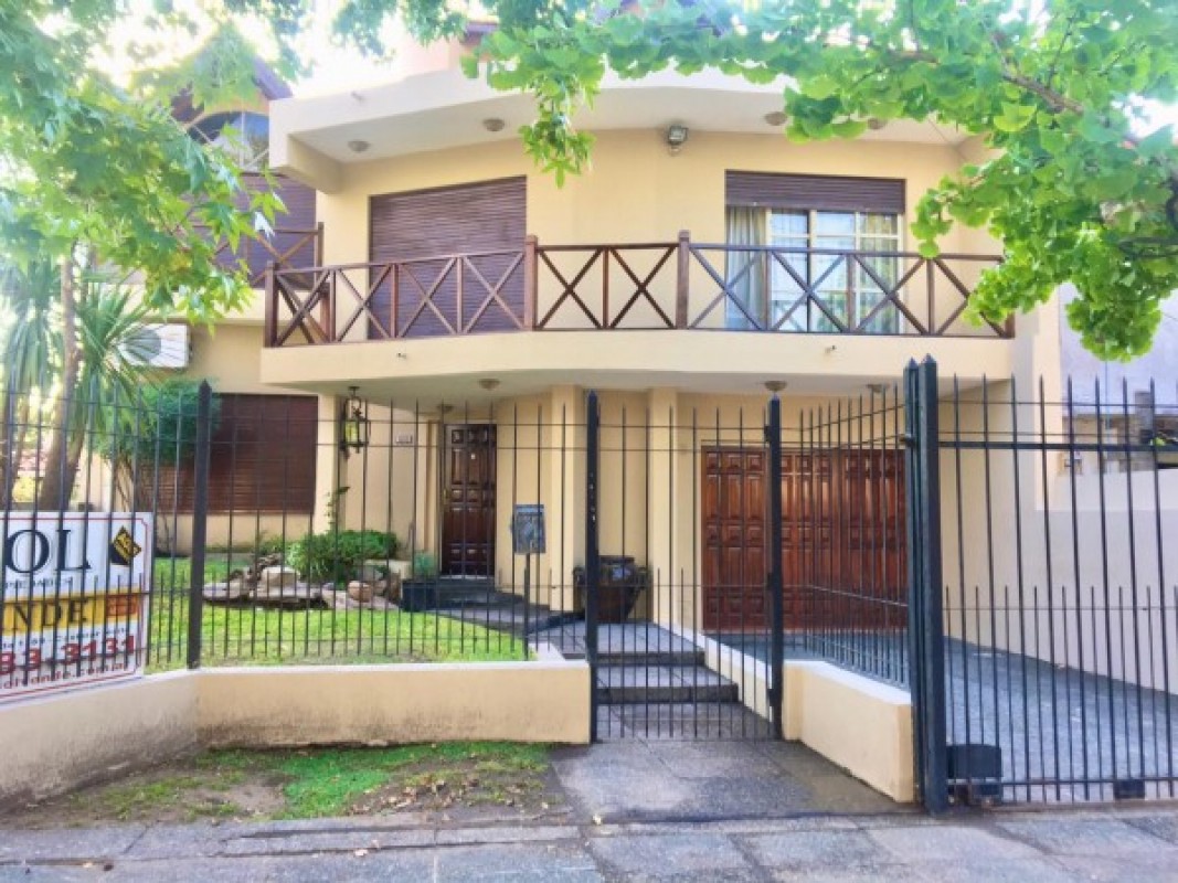 Increible casa de diseño con mucho parque y pileta !!! Castelar Norte Acepta permuta en menor valor !!!