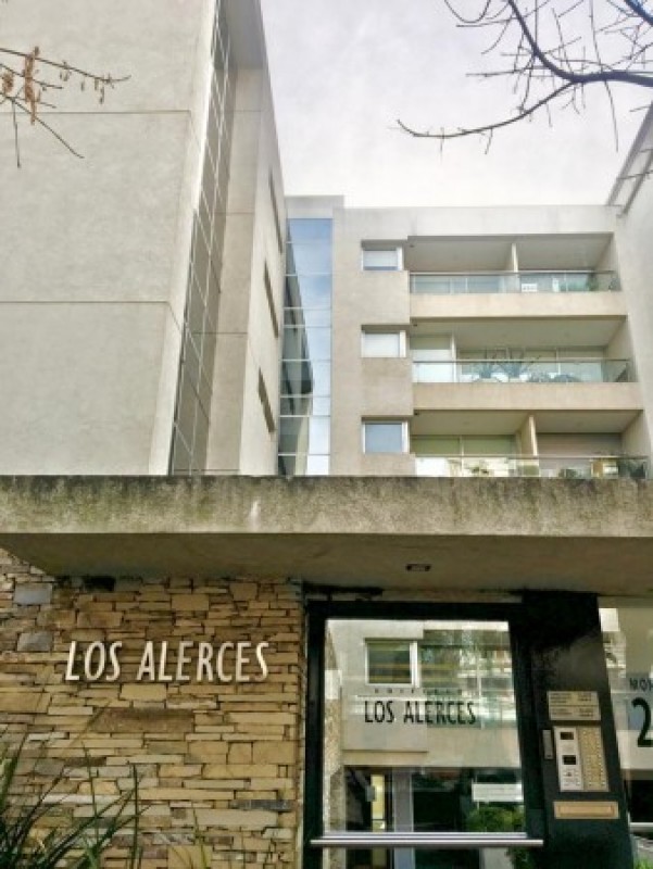 Castelar Centro Amplio departamento 2 amb con cochera y baulera "Edificio LOS ALERCES"