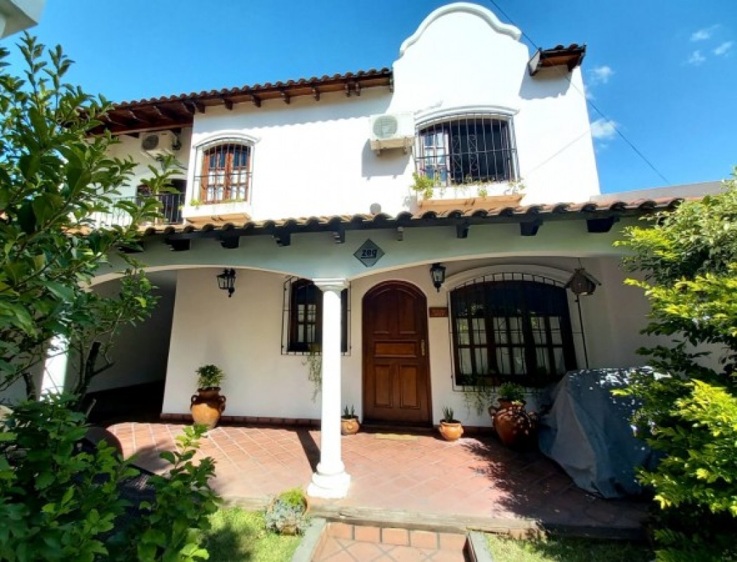 Hermosa casa en Castelar con gran Parque Libre! Excelente Zona!