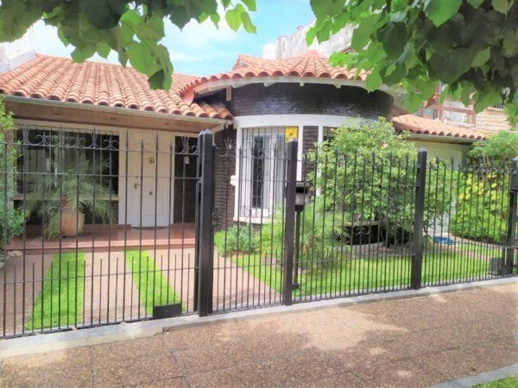 PERMUTA - Hermoso Chalet de época en Zona Residencial de Castelar Sur!