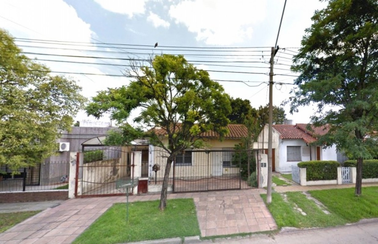 Casa 5 amb sobre lote de 10 x 30!