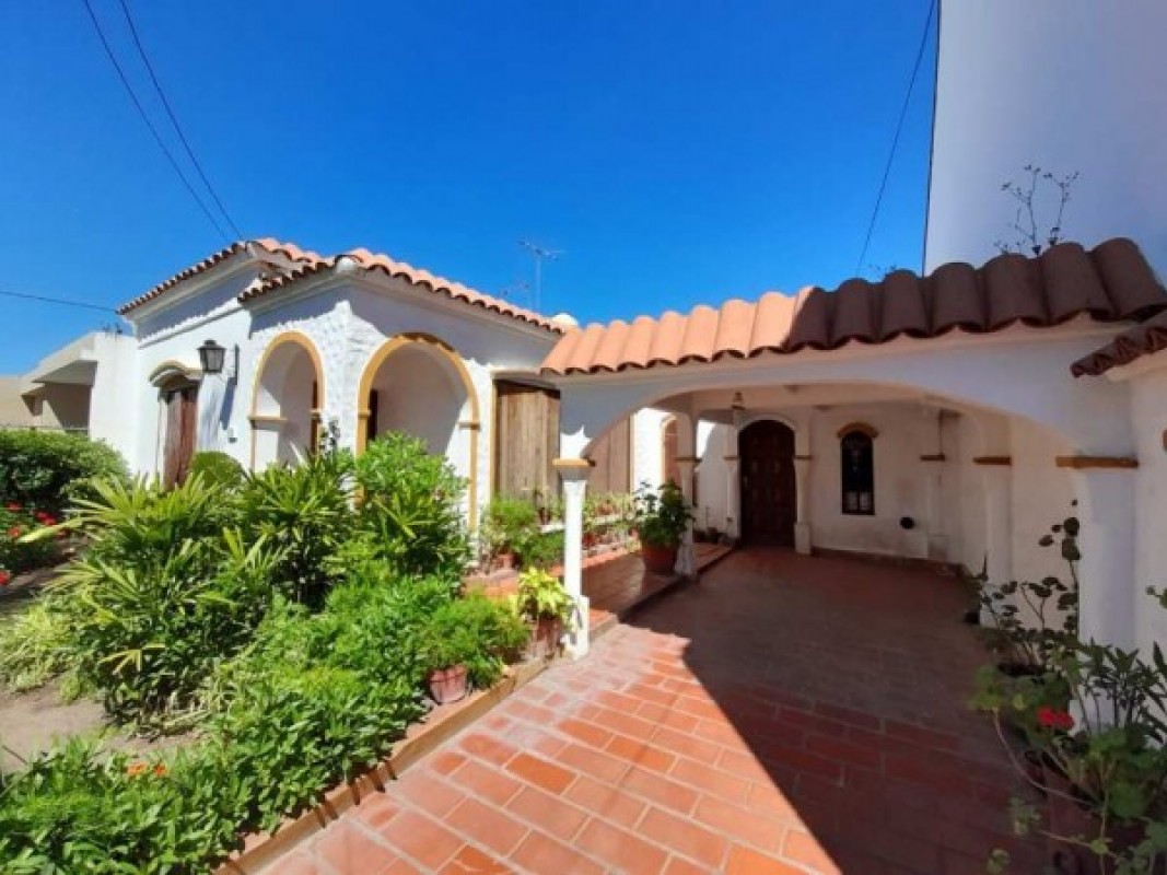 Casa estilo Colonial en Ituzaingo Norte! - 4 ambientes!