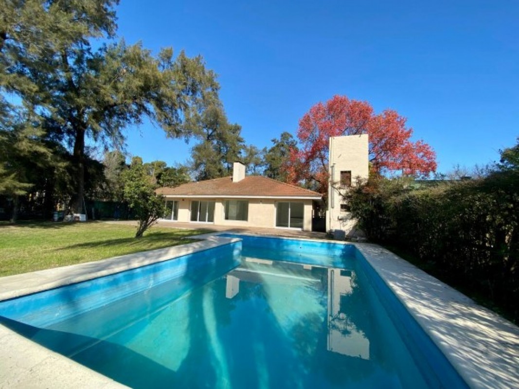 Casa en venta en Ituzaingó - Parque Leloir! 2700 mts