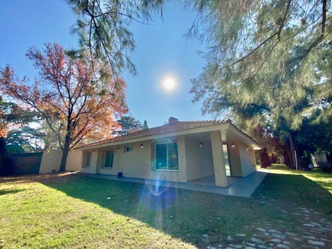 Casa en venta en Ituzaingó - Parque Leloir! 2700 mts