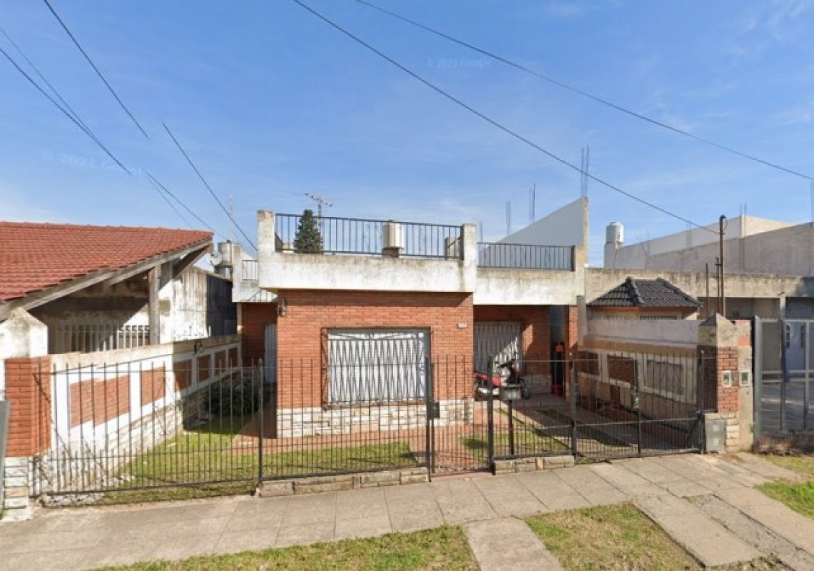 FINANCIA O PERMUTA! - Amplia Casa sobre lote de 10x30 en Morón!