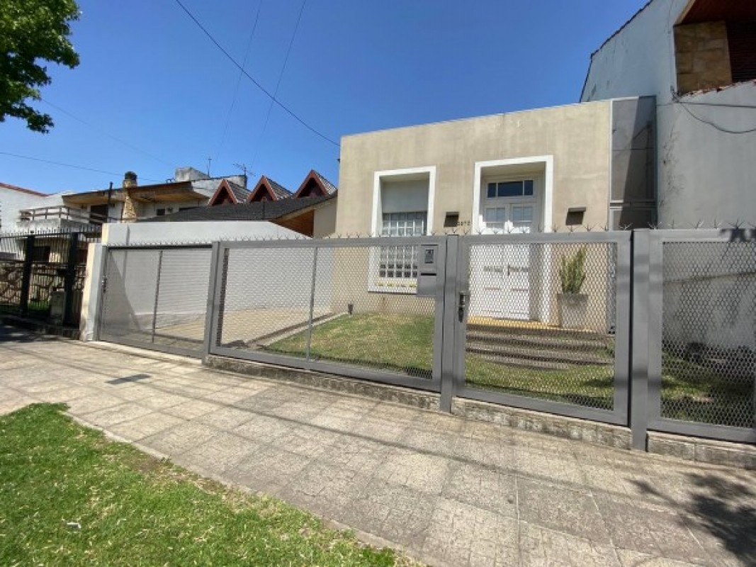 Casa con piscina en excelente zona de Castelar Norte!
