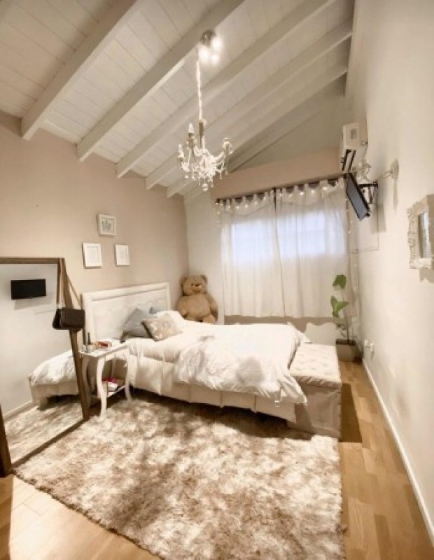 Casa en Venta en Castelar sobre Av. Sarmiento - 4 ambientes! Permuta!