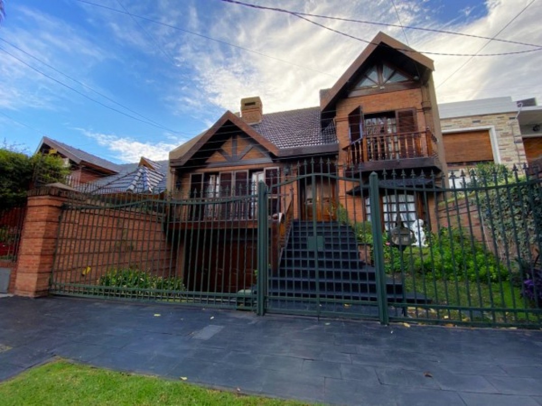 Chalet en venta en Castelar Norte de 5 ambientes!