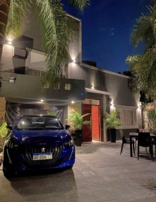 Casa en Venta en Castelar sobre Av. Sarmiento - 4 ambientes! Permuta!
