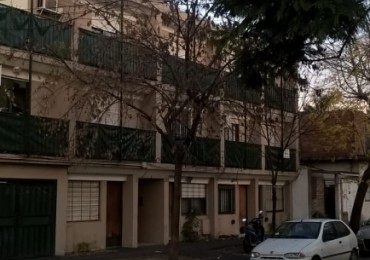 Castelar Norte  2 ambientes con pequeño patio 