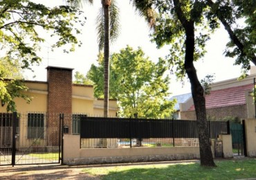 Amplia Casa sobre Machado con Parque y Pileta - Castelar Norte!