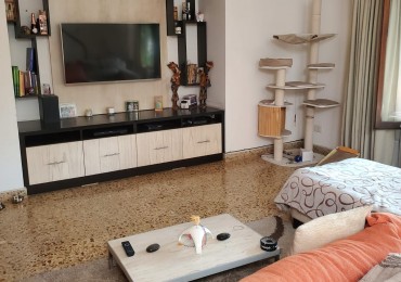 Amplia casa en primer piso !! Lopez 1196
