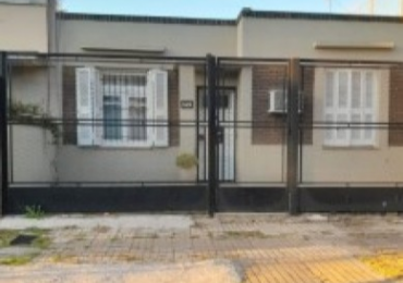 Gelpi 626 ! Casa 3 ambientes ... lote de 8.66 x 48 