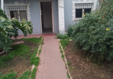 Casa 3 ambientes a reciclar ! Lote de 8,66 x 44