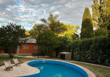 Chalet 3 ambientes con parque y pileta