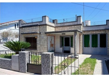 Casa Americana 3 ambientes ! Lote de 10x 37