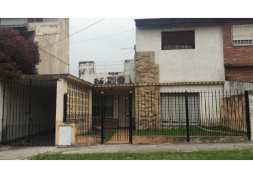 Casa 3 ambientes a reciclar ! Hermoso lote 10 x 45 