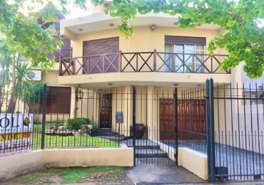 Increible casa de diseño con mucho parque y pileta !!! Castelar Norte  Acepta permuta en menor valor !!!