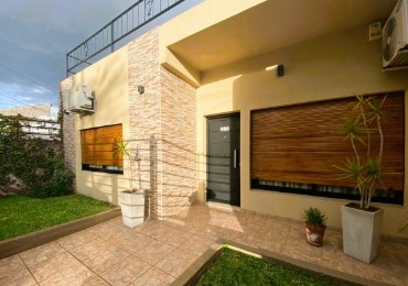 Casa en venta en Ituzaingo de 3 ambientes con parque - impecable!