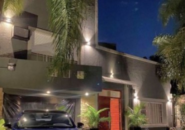 Casa en Venta en Castelar sobre Av. Sarmiento - 4 ambientes! Permuta!